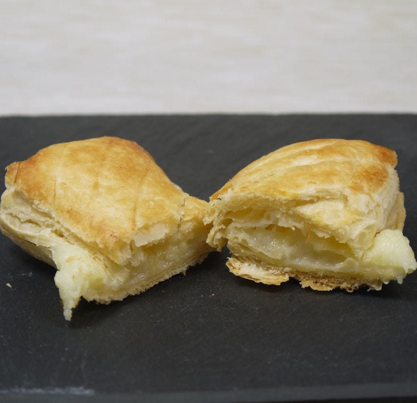 Feuilleté doré au fromage