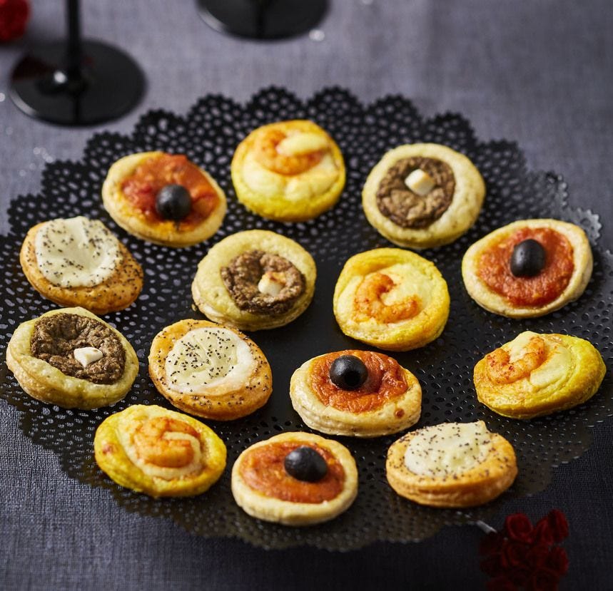 Assortiment de 80 tartelettes feuilletées apéritives 