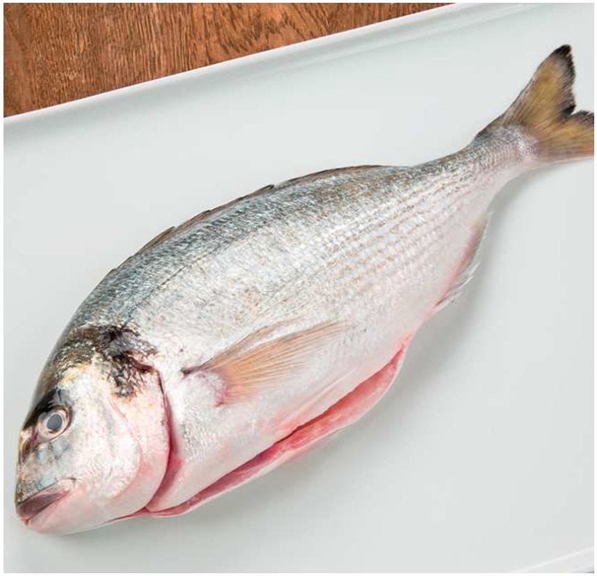 Dorade royale entière avec peau