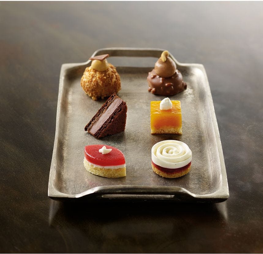 Plateau de 48 petits fours sucrés Art Déco