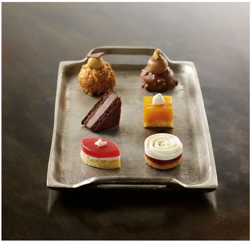 Assortiment de petits fours sucrés art déco